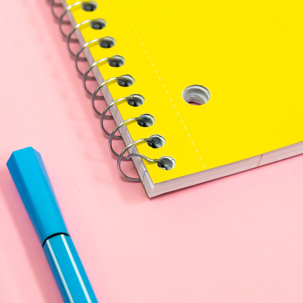 W/R 70 stk. spiralnotesbog med 1 emne - bred linjeret - tilfældig farve