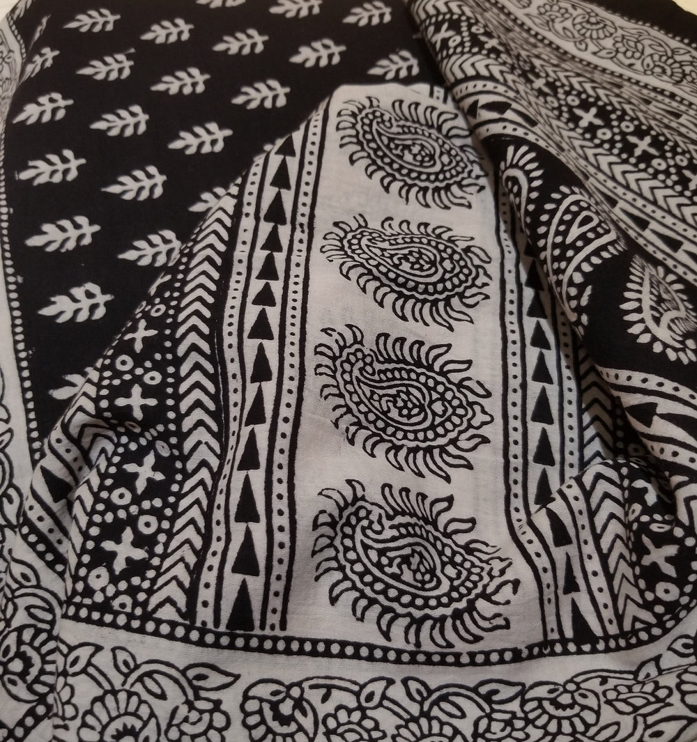 Røde og sorte paisely-design håndbloktrykte naturligt farvede tekstiler