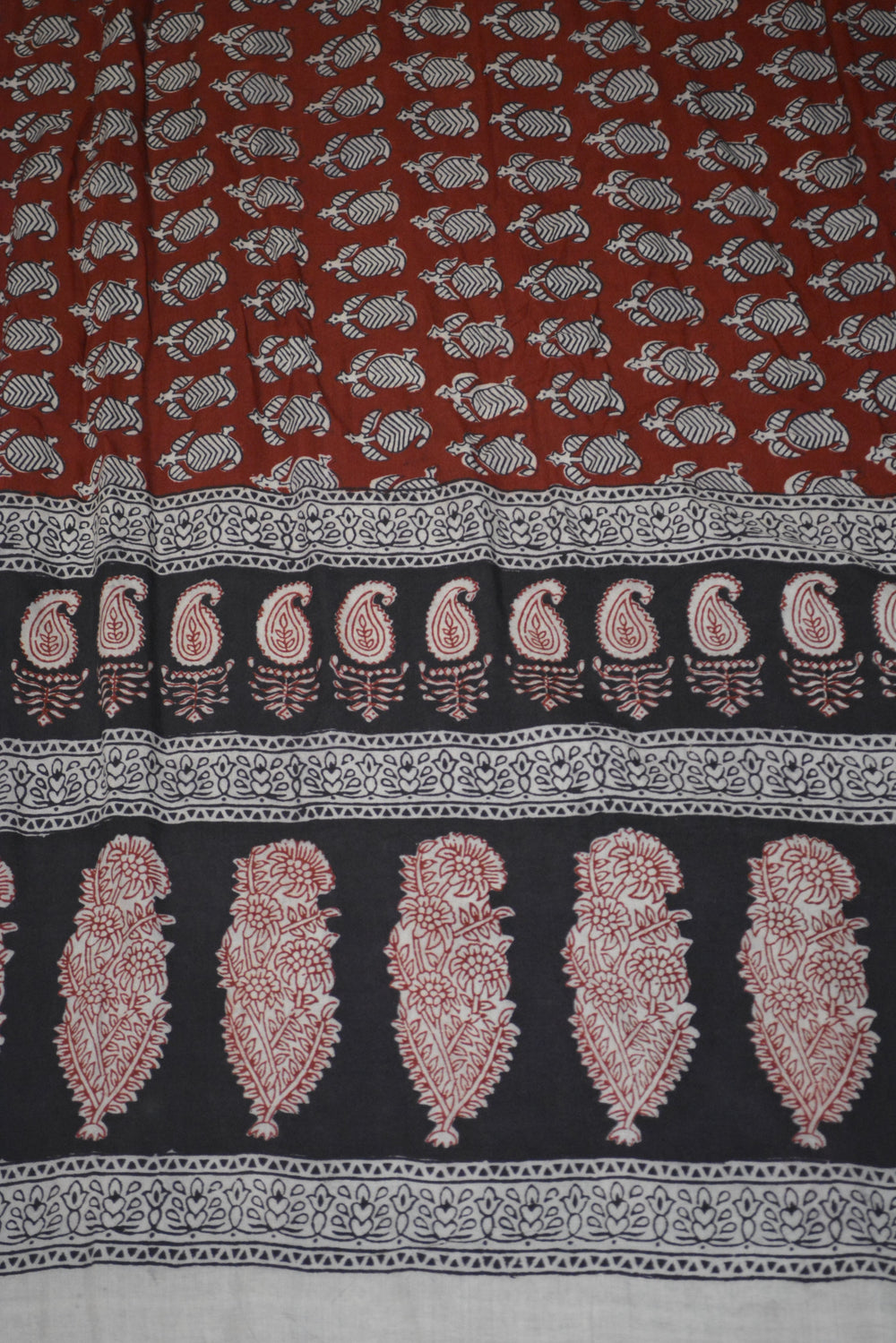 Røde og sorte paisely-design håndbloktrykte naturligt farvede tekstiler