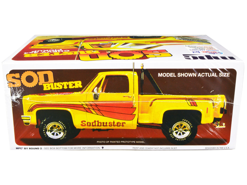 Skill 2 Model Kit 1981 Chevrolet 4x4 Stepside Pickup Truck 