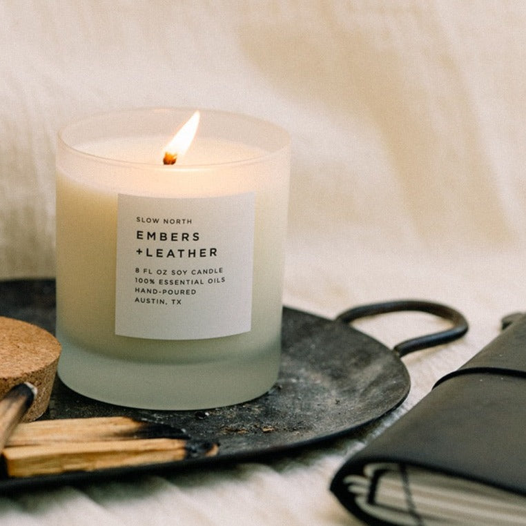 Embers + Leather - Signaturlys (Vetiver + Cedertræ + Patchouli)